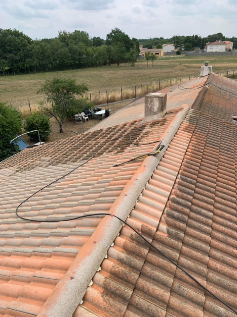 ISOTECH Énergie - Nettoyage et hydrofuge coloré sur toiture Les Sorinières